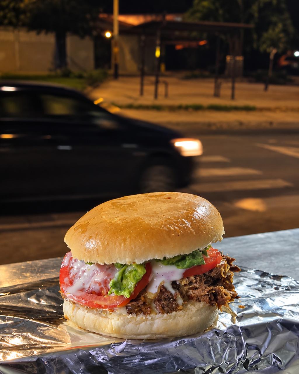Sándwich de mechada con queso y verduras